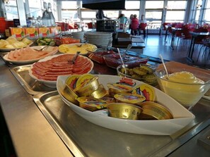 Daily cooked-to-order breakfast (NOK 135 per person)