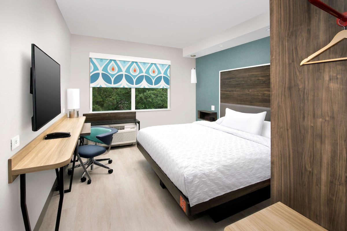 premium bedding, in-room safe, laptop workspace, blackout curtains