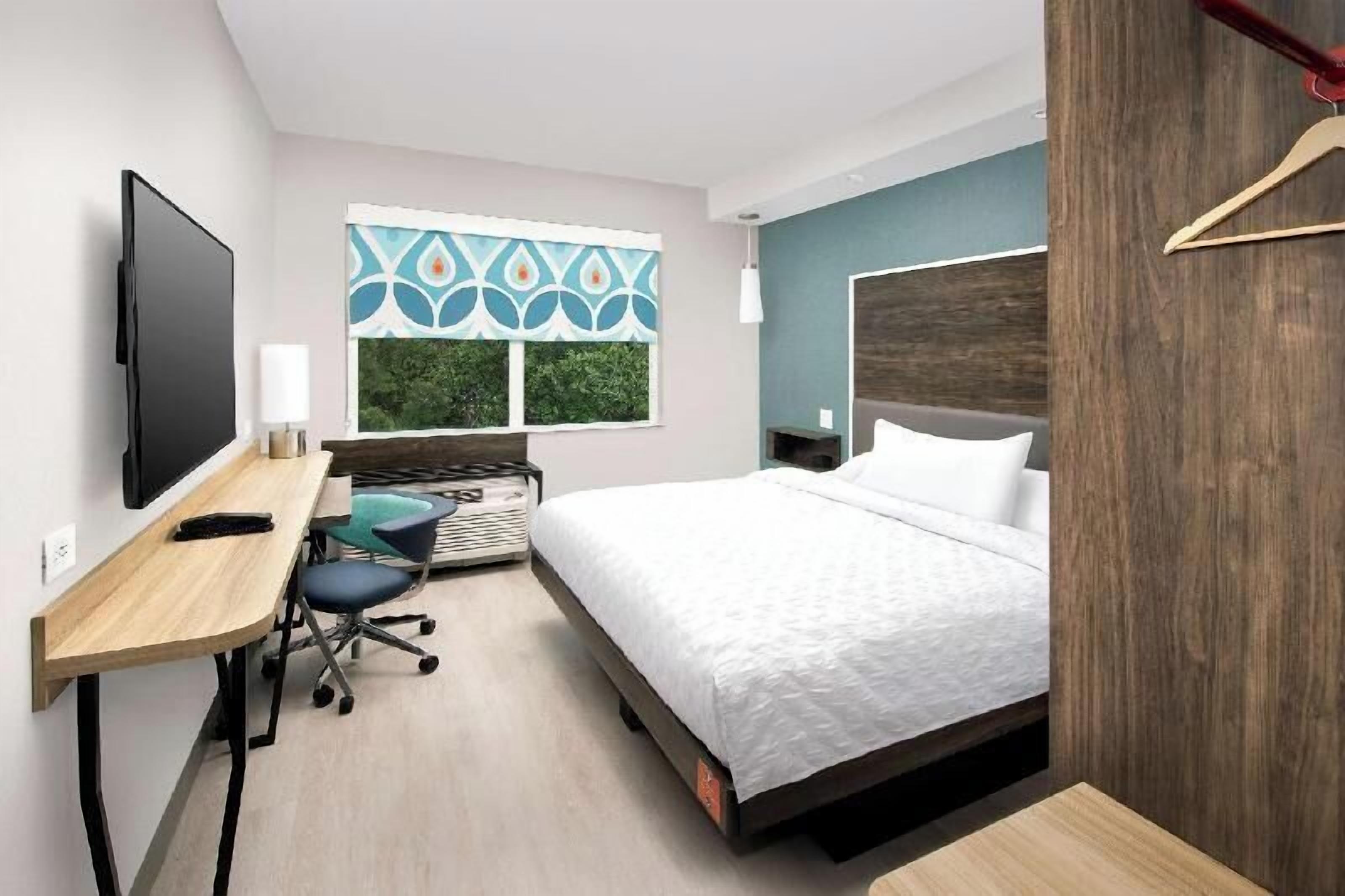 Premium bedding, in-room safe, laptop workspace, blackout curtains