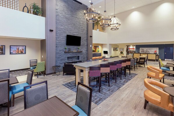 Lobby - Hampton Inn & Suites Morgantown / University Town Centre (Morgantown)