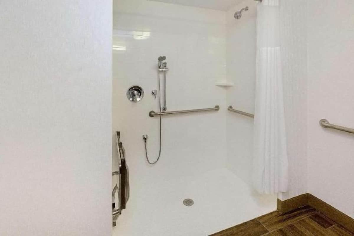 Dusche, kostenlose Toilettenartikel, Haartrockner, Handtücher