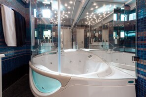 Villa, 4 Bedrooms, Sea View | Private spa tub