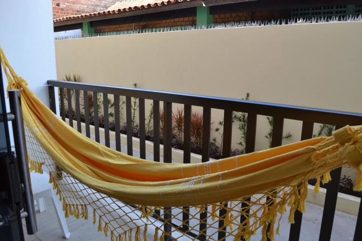 Una cadira espanyola penjada a la barana d'un balcó.