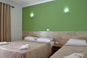 Standaard driepersoonskamer | Een minibar, verduisterende gordijnen, gratis wifi, beddengoed