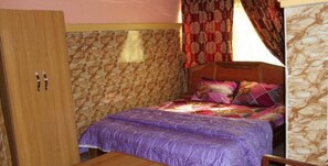 Phòng Deluxe | Két bảo mật tại phòng, bàn