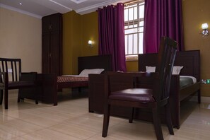 Zweibettzimmer | Schreibtisch, kostenloses WLAN, Bettwäsche