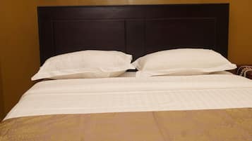 Escritorio, wifi gratis y ropa de cama