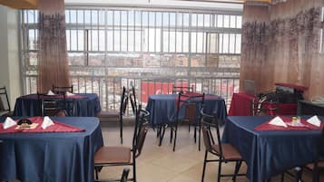 Se sirven desayunos, almuerzos y cenas; cocina local e internacional