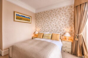 Habitación de lujo doble, balcón | Ropa de cama de alta calidad, tabla de planchar con plancha, wifi gratis