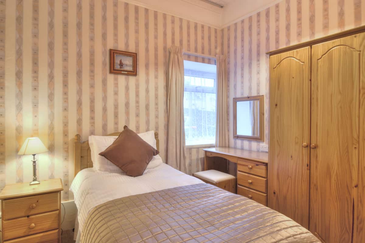 Quarto solteiro clássico | Roupas de cama premium, ferros/tábuas de passar roupa, Wi-Fi de cortesia