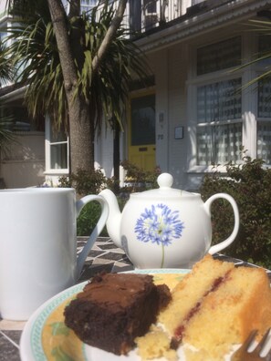 Outdoor dining - Avron House (Torquay)