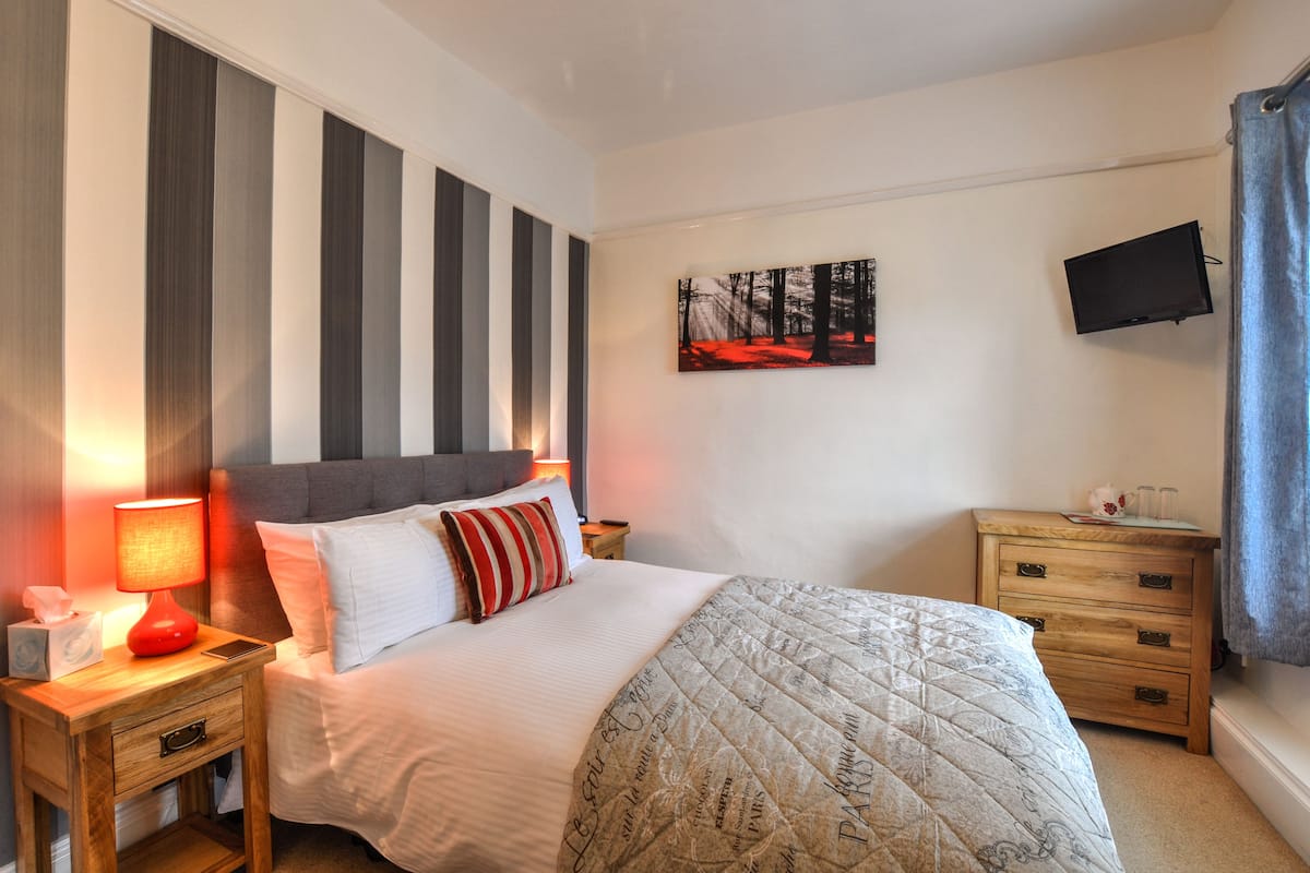 Quarto casal standard | Roupas de cama premium, ferros/tábuas de passar roupa, Wi-Fi de cortesia
