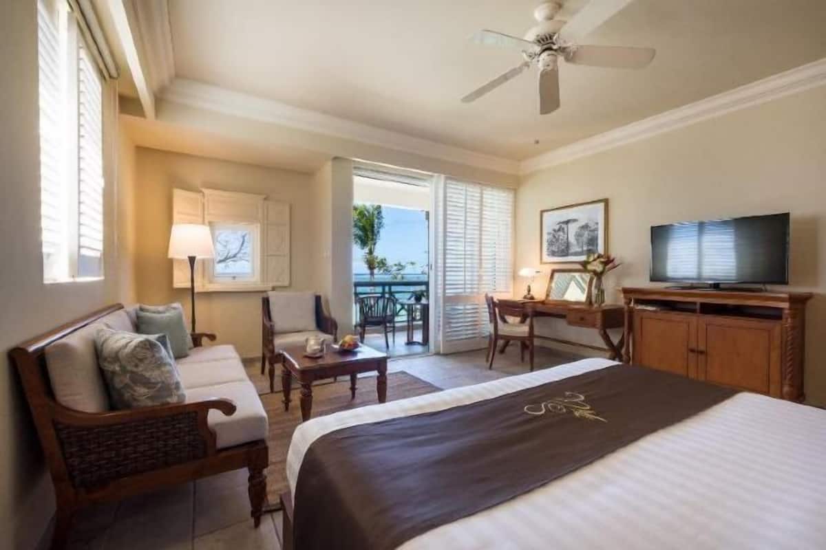 Egyptian cotton sheets, premium bedding, minibar, in-room safe