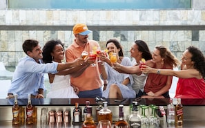 Bar en bord de piscine