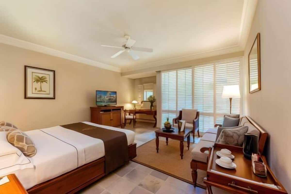 Egyptian cotton sheets, premium bedding, minibar, in-room safe
