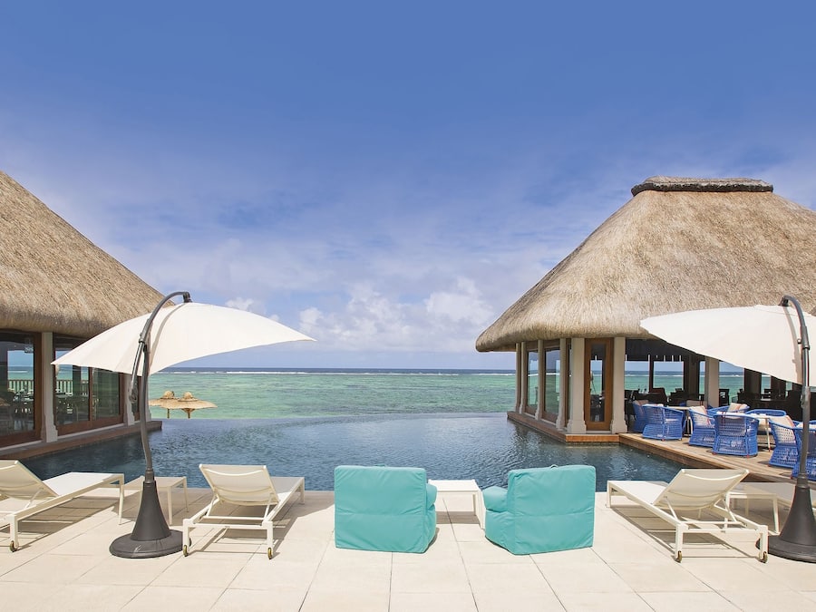 3 piscinas al aire libre, sombrillas, sillones reclinables de piscina