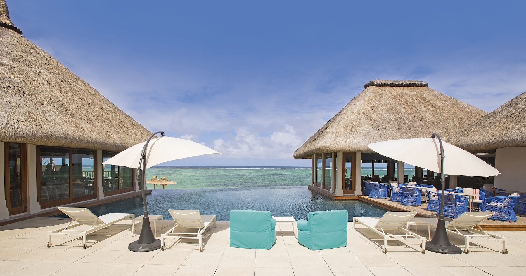 3 piscines extérieures, parasols de plage, chaises longues