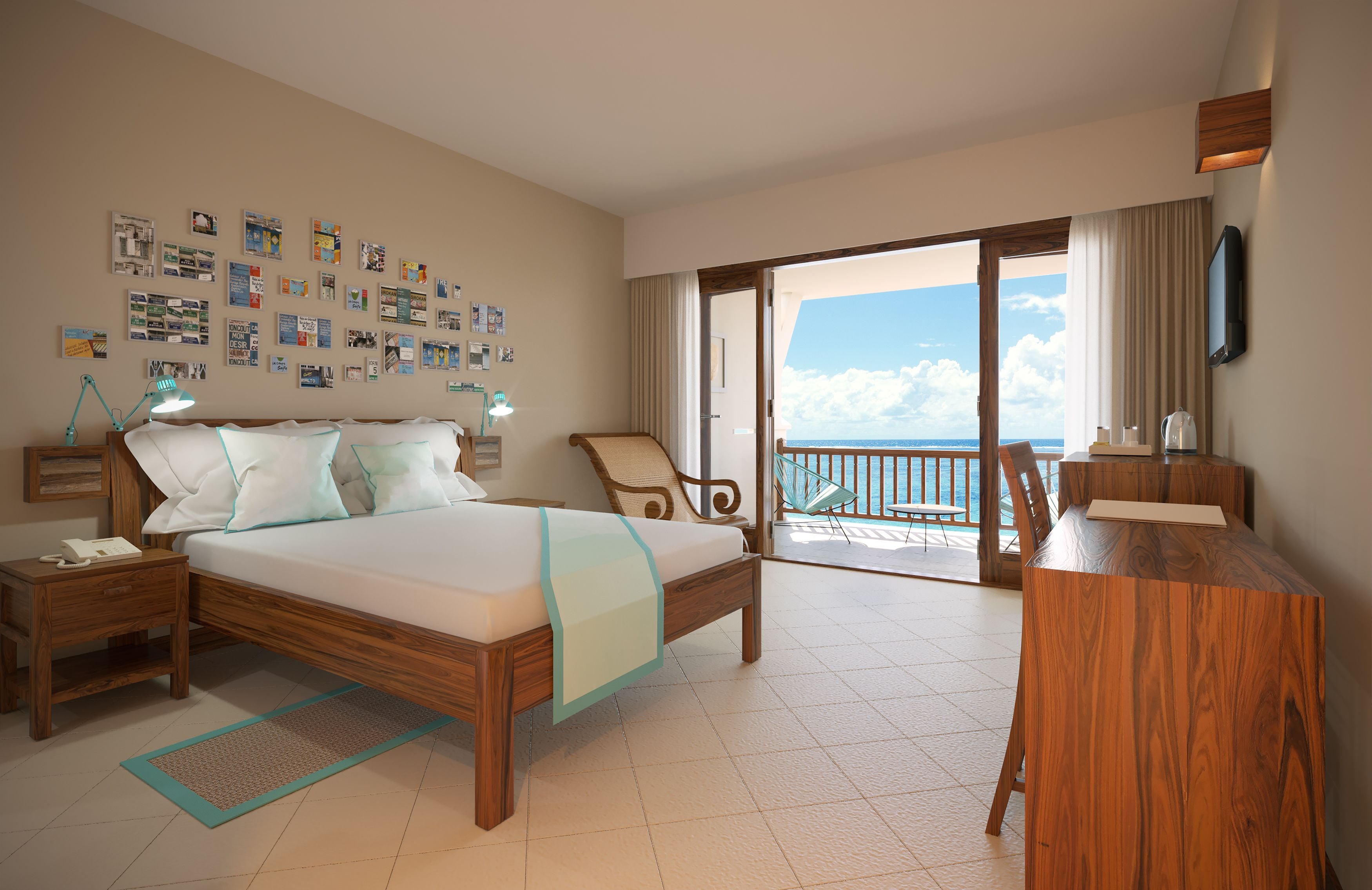 Une chambre d’hôtel dotée d’un grand lit, d’un bureau, d’une chaise, d’un balcon avec vue sur la mer et d’un mur décoré de divers objets.