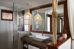 Regadera, amenidades de baño ecológicas, secadora de cabello, batas 