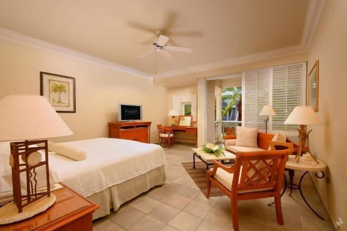 Egyptian cotton sheets, premium bedding, minibar, in-room safe