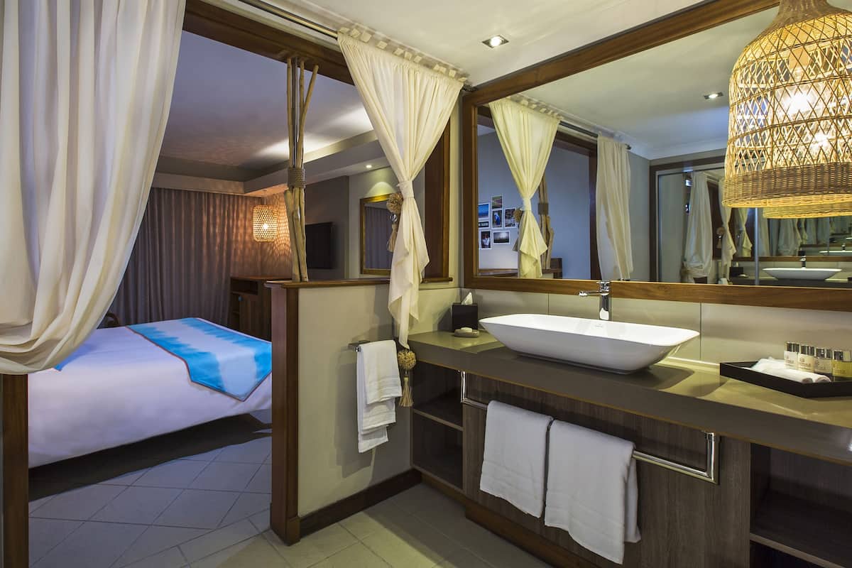 Egyptian cotton sheets, premium bedding, minibar, in-room safe