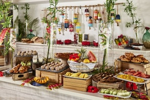 Café da manhã com buffet grátis todos os dias