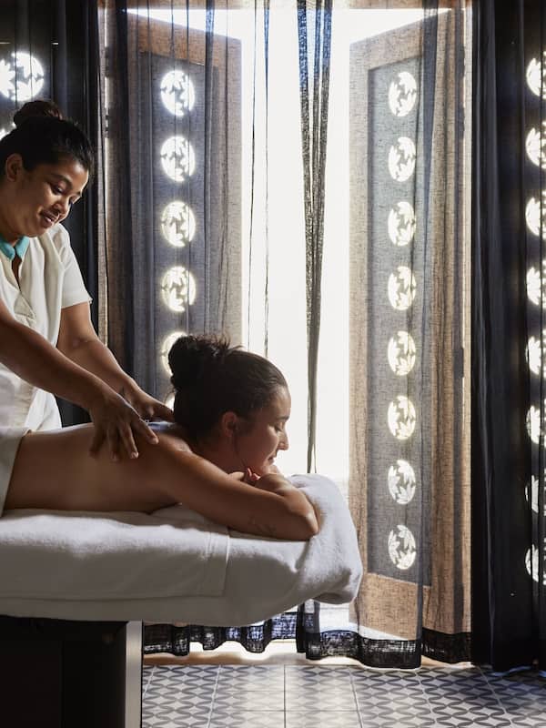 Couples treatment rooms, sauna, steam room, hot stone massages