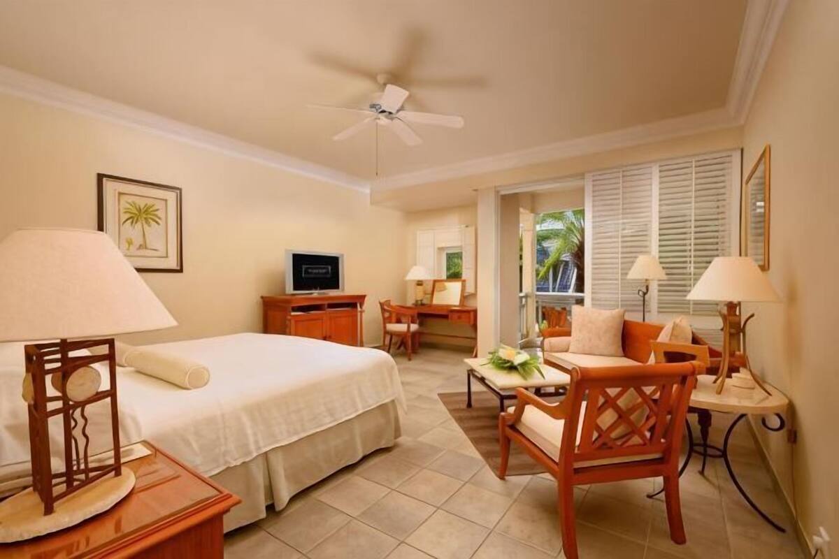 Egyptian cotton sheets, premium bedding, minibar, in-room safe