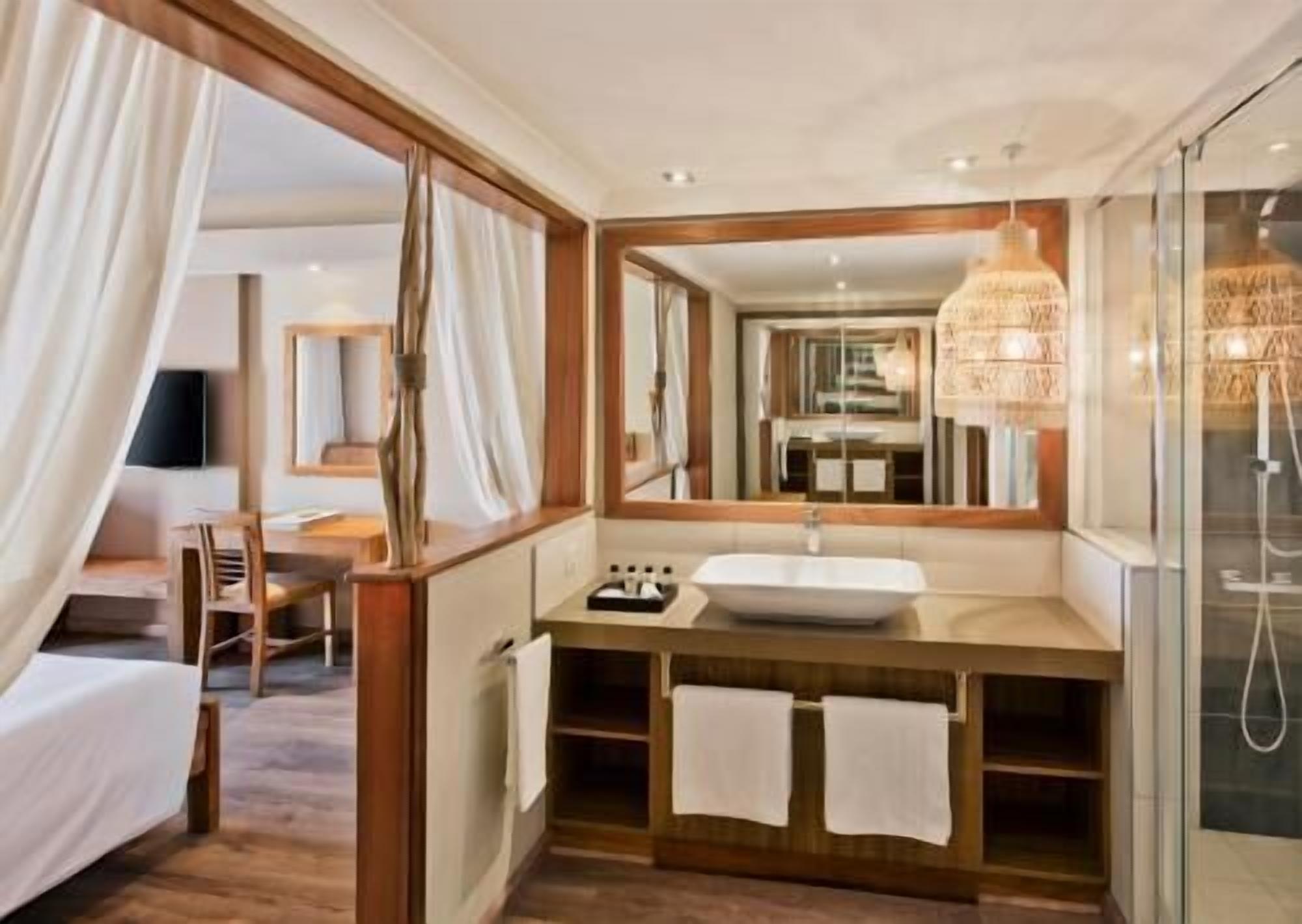 Egyptian cotton sheets, premium bedding, minibar, in-room safe