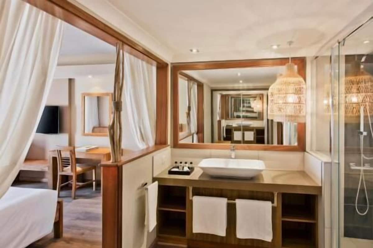 Egyptian cotton sheets, premium bedding, minibar, in-room safe