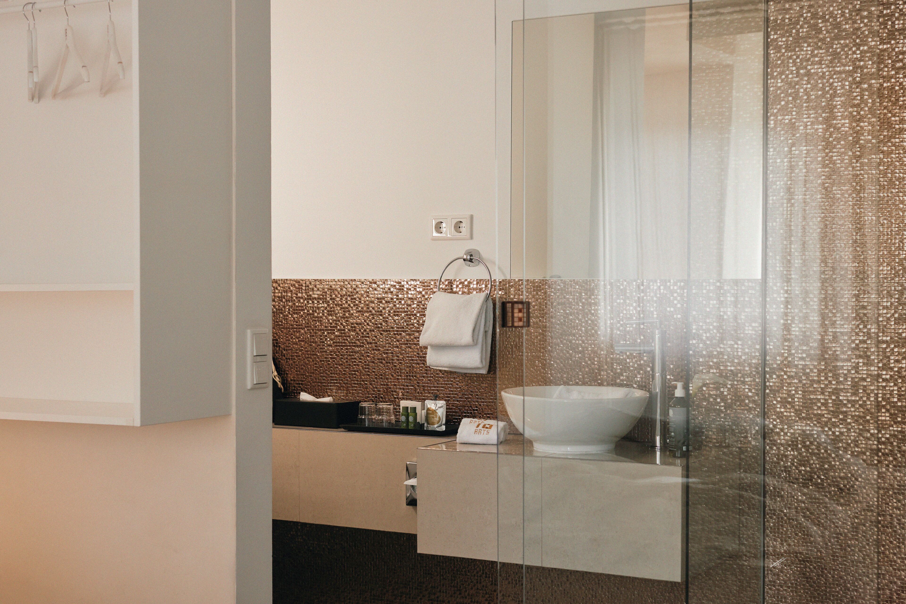 shower, rainfall showerhead, free toiletries, hair dryer