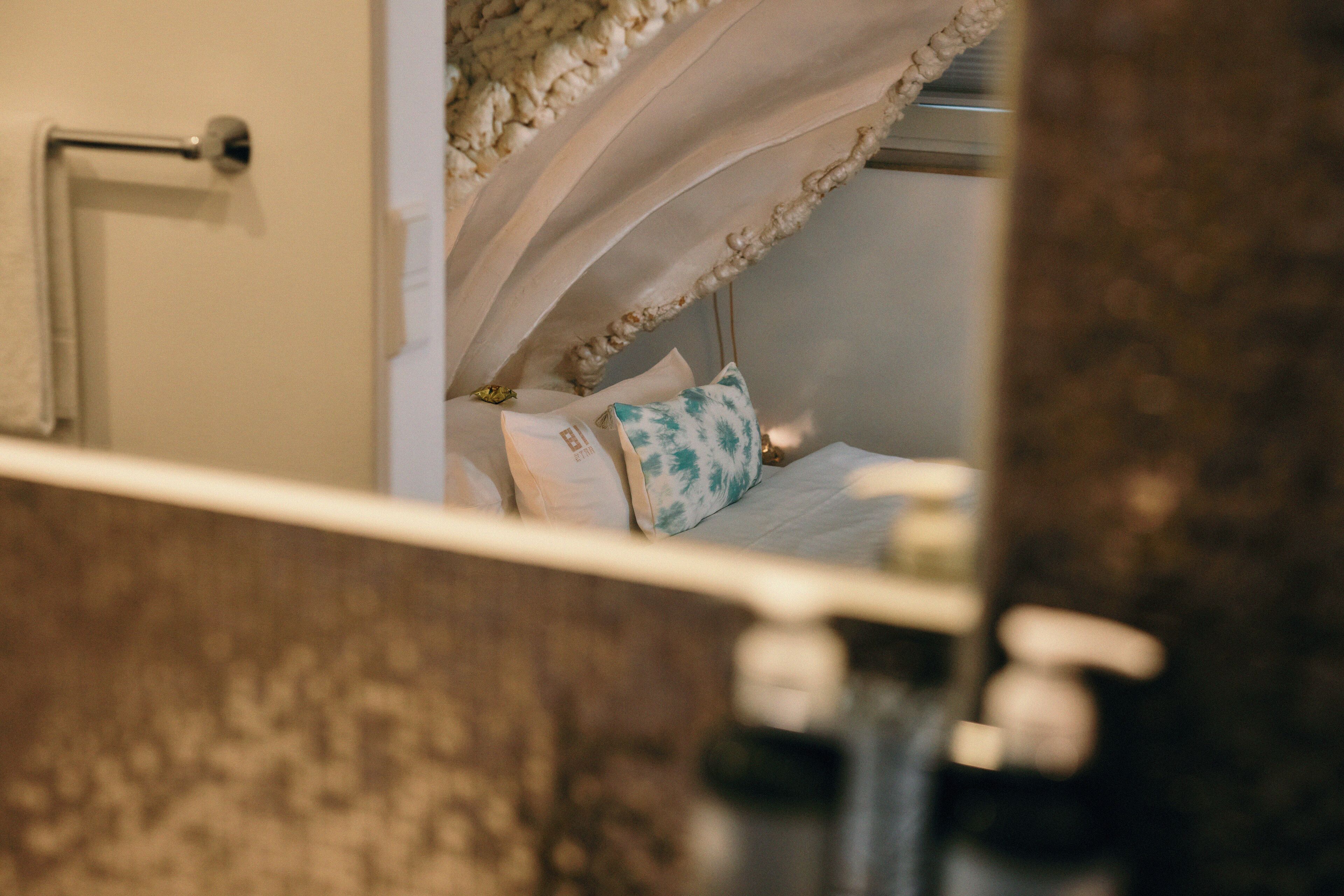 design single room (andi schubert & anonymer maler) | hypo-allergenic bedding, individually decorated, individually furnished