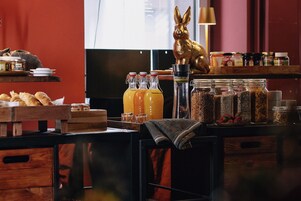 Se ofrece un desayuno bufé (22.00 EUR por persona)