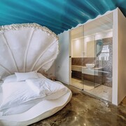 18Arts Hotel - Living in a Gallery!