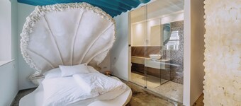 18Arts Hotel - Living in a Gallery!