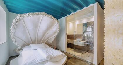 18Arts Hotel - Living in a Gallery!