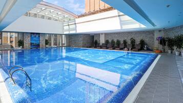 Kolam renang indoor, dengan kursi berjemur
