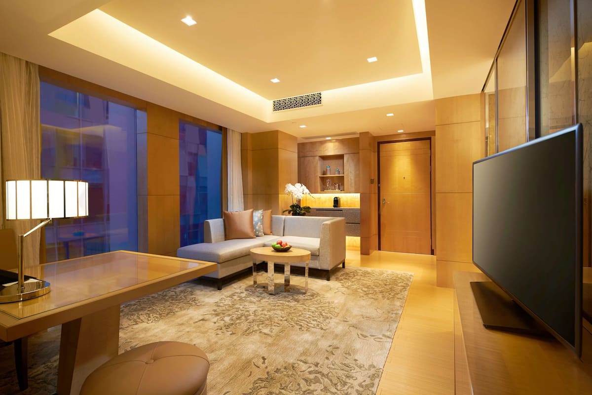 Suite Premier | Minibar, una cassaforte in camera, una scrivania, postazione laptop