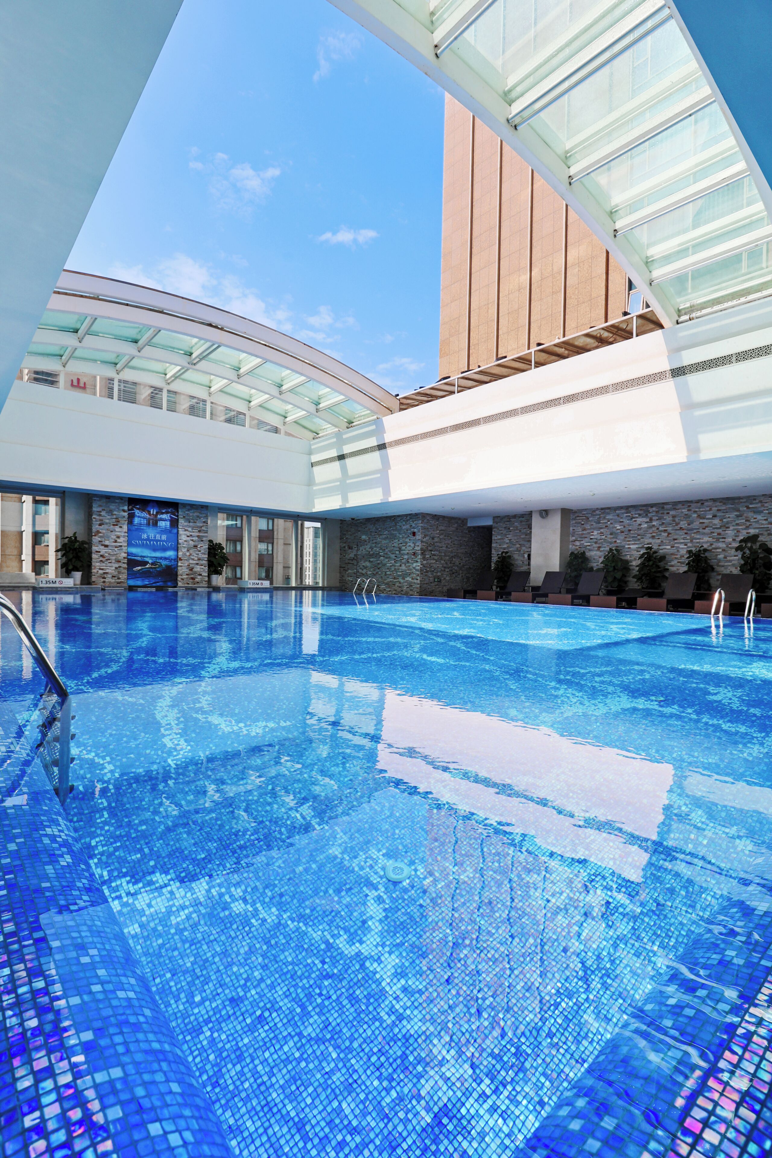 Kolam renang indoor, dengan kursi berjemur