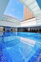 室內泳池；躺椅、場內有救生員當值