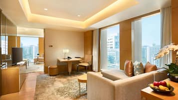 Premier suite | Donsdekens, een minibar, een kluis op de kamer, een bureau