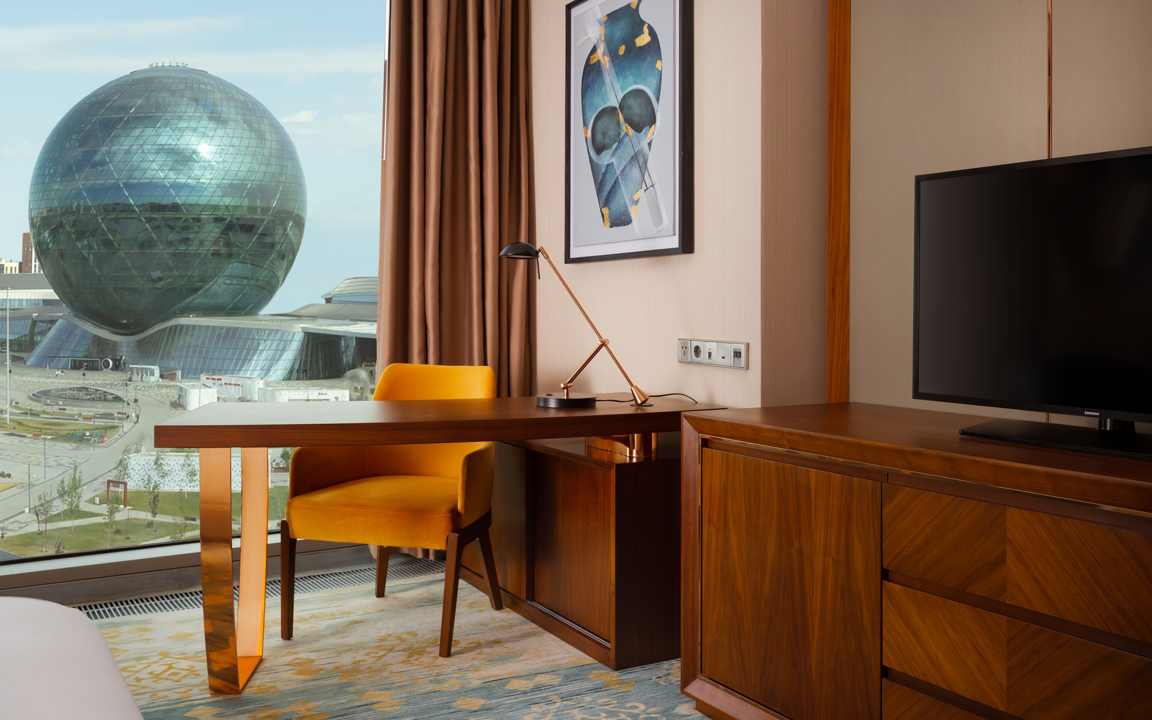 1 bedroom, premium bedding, memory-foam beds, minibar