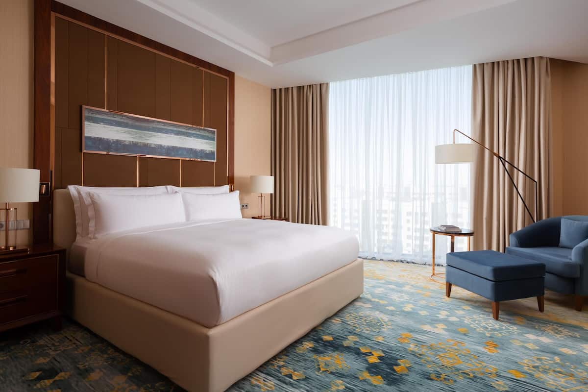 Executive Suite, 1 King Bed | Living area | 40-inch Smart TV with digital channels, TV, MP3 dock