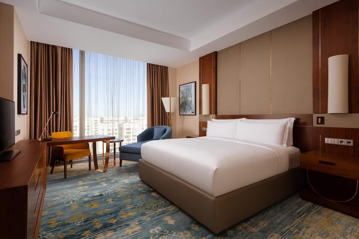 Executive Room, 1 King Bed | Premium bedding, memory foam beds, minibar, in-room safe