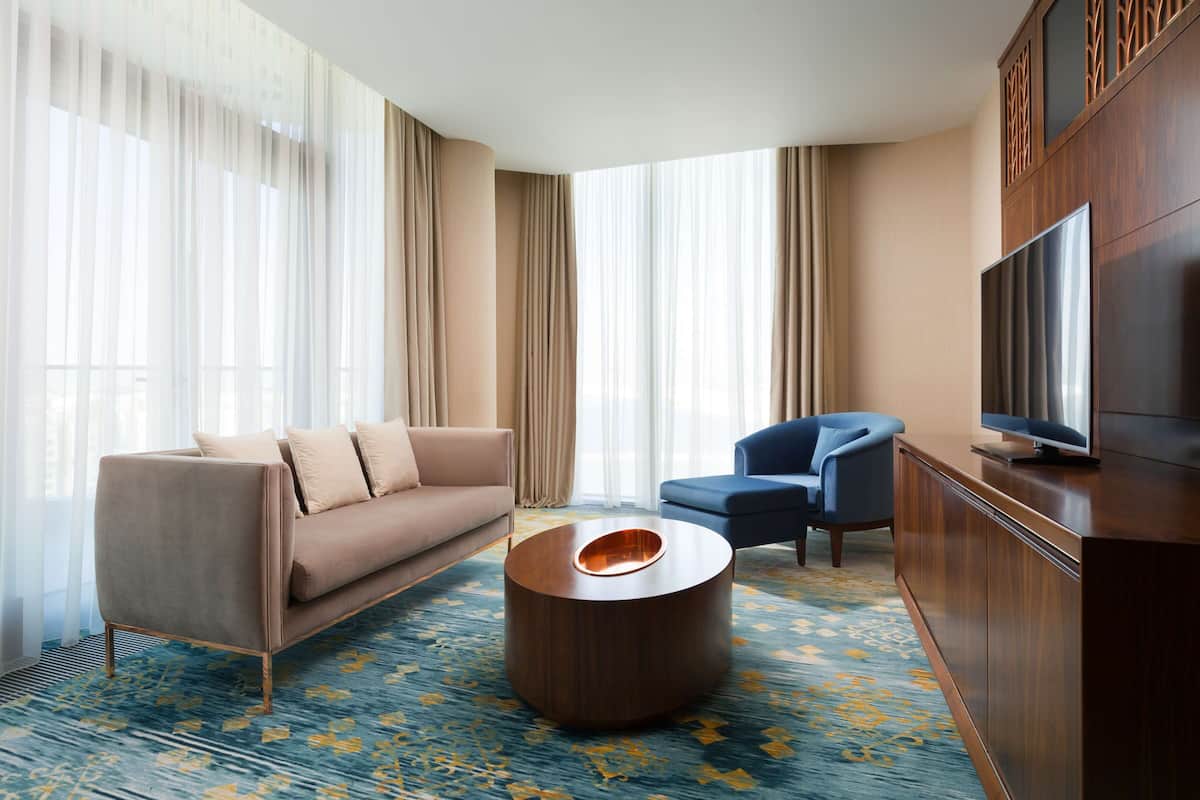 Deluxe Suite, 1 Bedroom | Living area
