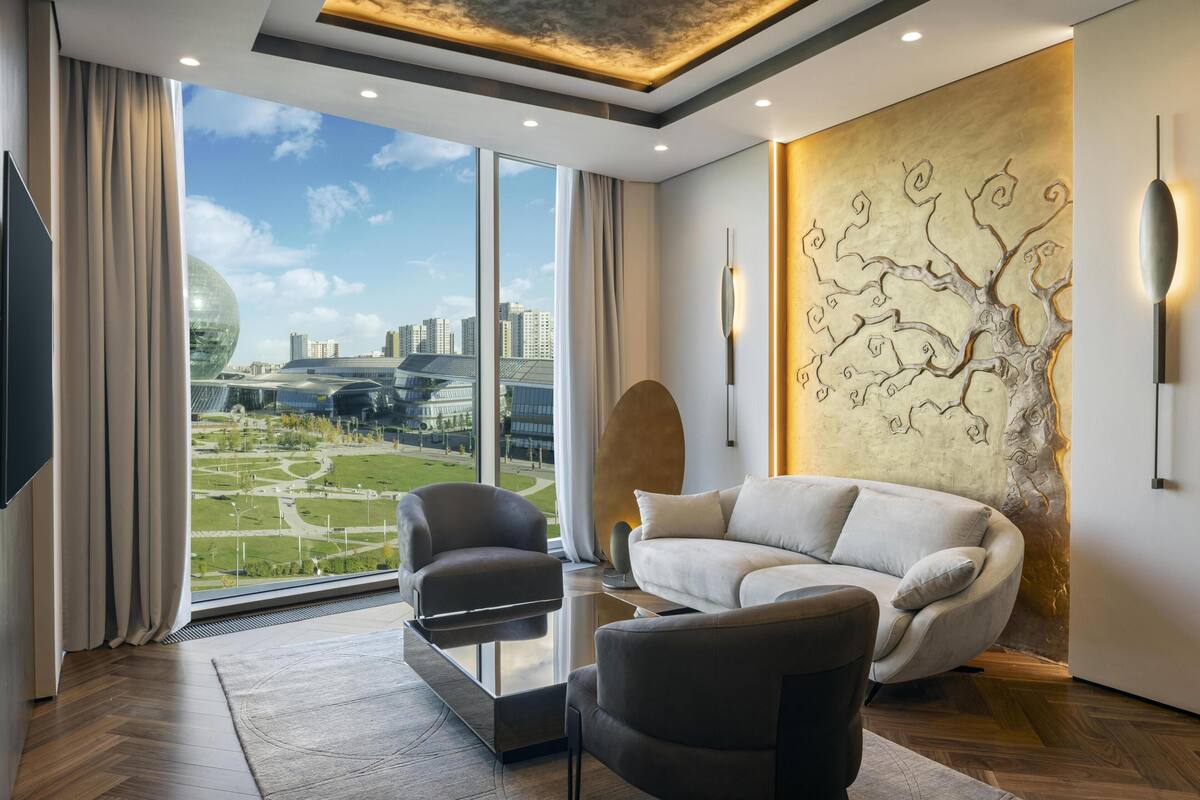 Suite, 1 cama de matrimonio grande | Zona de estar | Smart TV de 40 pulgadas con canales digitales, una televisión