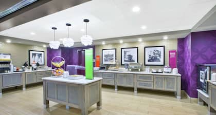 Hampton Inn & Suites Oakwood Village-Cleveland