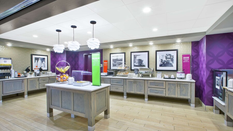 Hampton Inn & Suites Oakwood Village-Cleveland