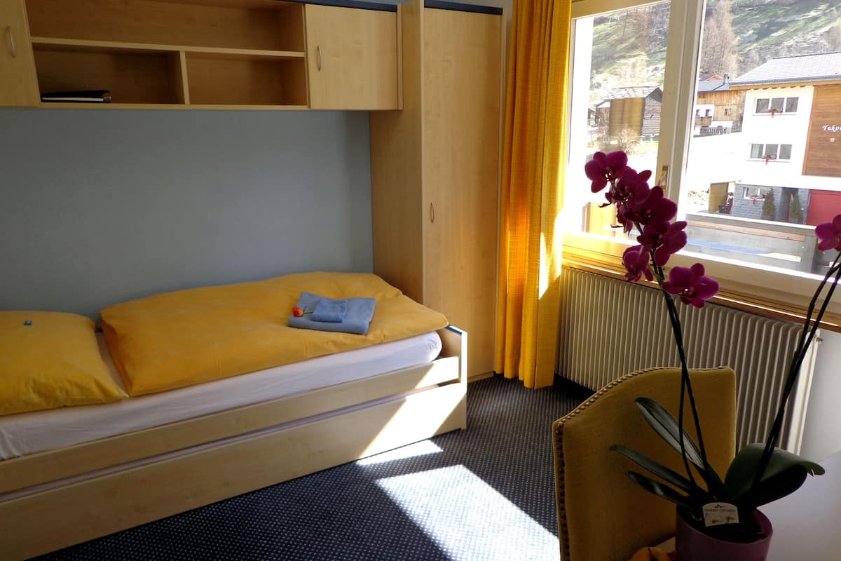 standard single room, garden view | frette italian sheets, premium bedding, select comfort beds, minibar