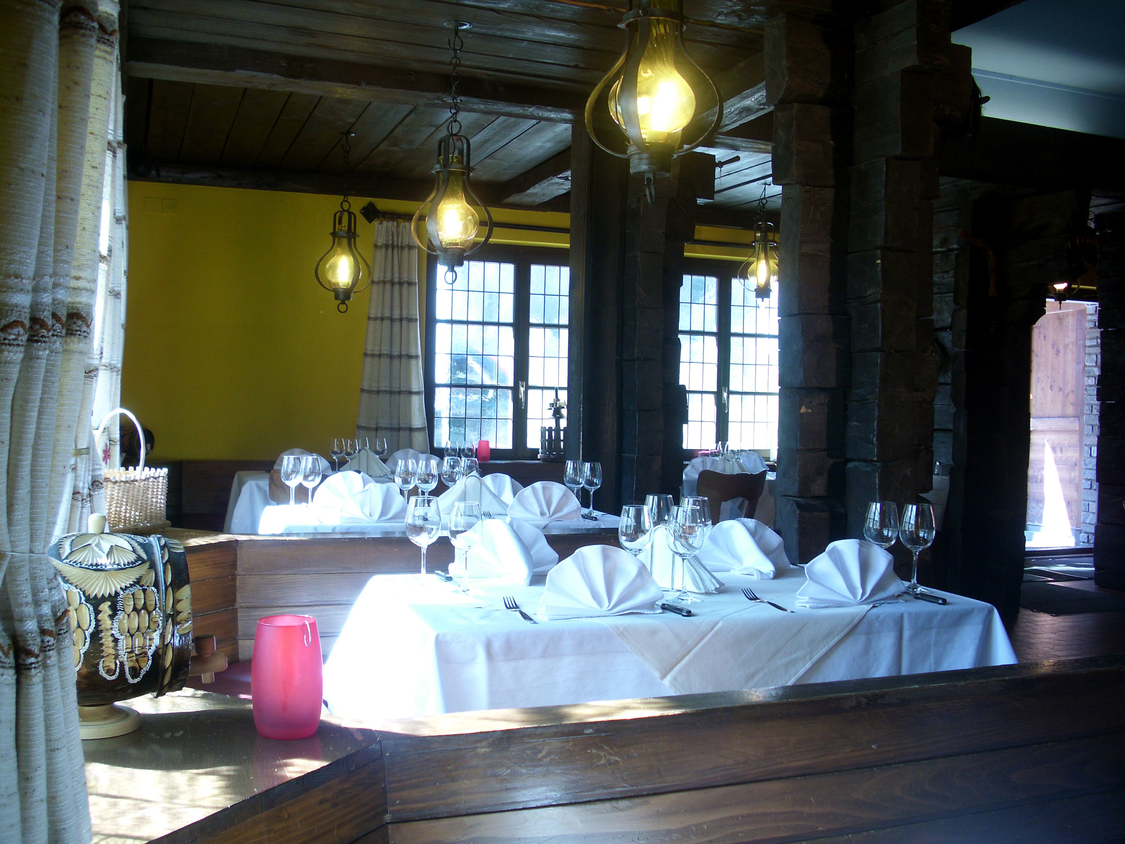 2 restaurants, breakfast, lunch, dinner served; italian cuisine